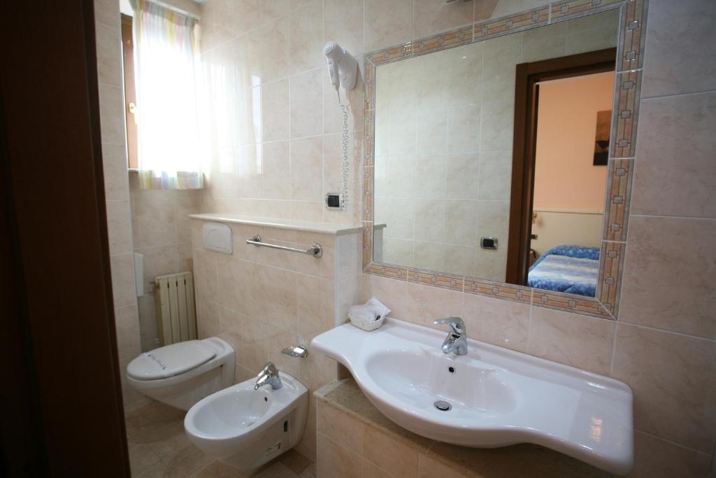 Hotel I Duchi Camerino Kamer foto